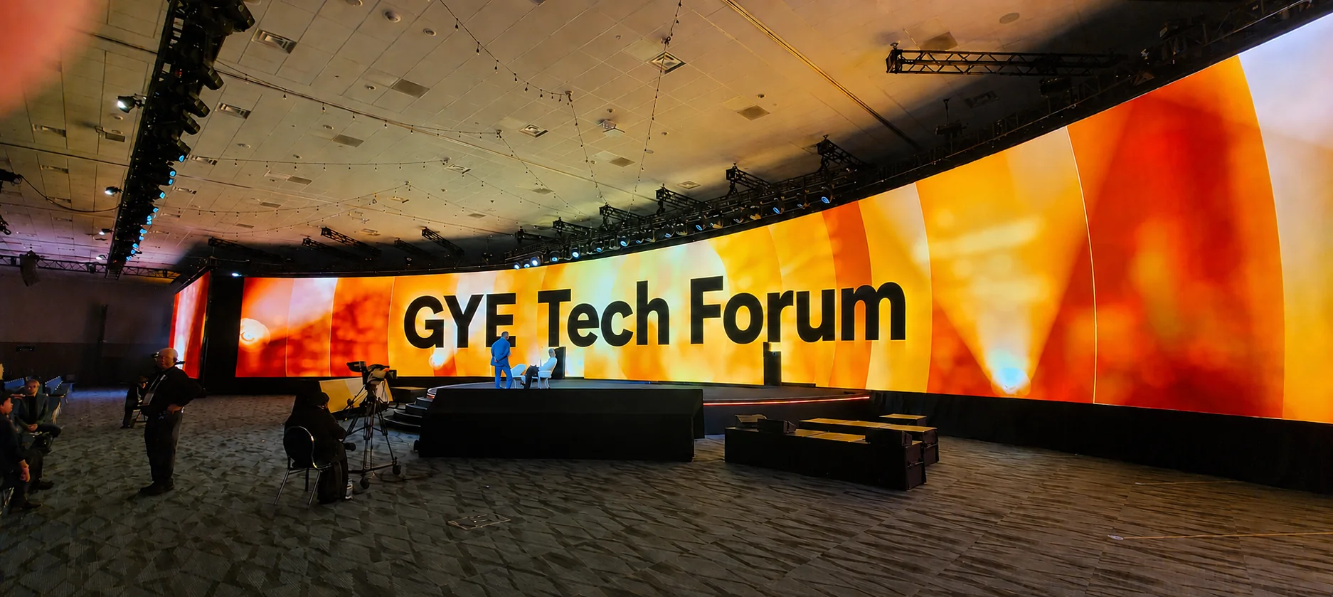 Pantalla LED super wide alquiler evento corporativo Ecuador